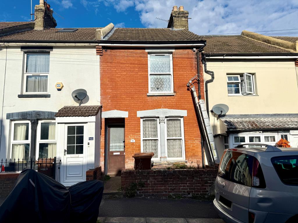 Lot: 156 - THREE-BEDROOM TERRACE HOUSE FOR IMPROVEMENT - Terrace house